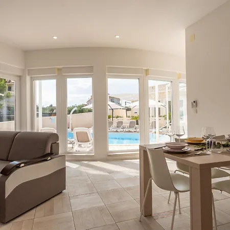 Unique Luxury Feriatum Lissa