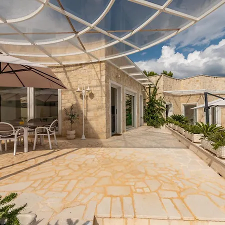 Unique Luxury Feriatum Lissa *